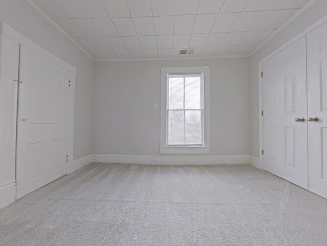 Building Photo - 304 Oakwood St