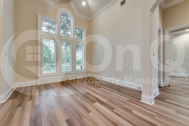 Building Photo - 5224 Longvue Dr