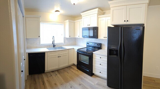 Building Photo - 3 bed, 1.5 bath Townhome in The Meadows