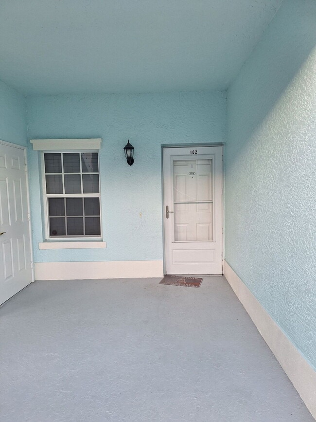 Building Photo - Beautifully upgraded Ground Floor condo with lake view