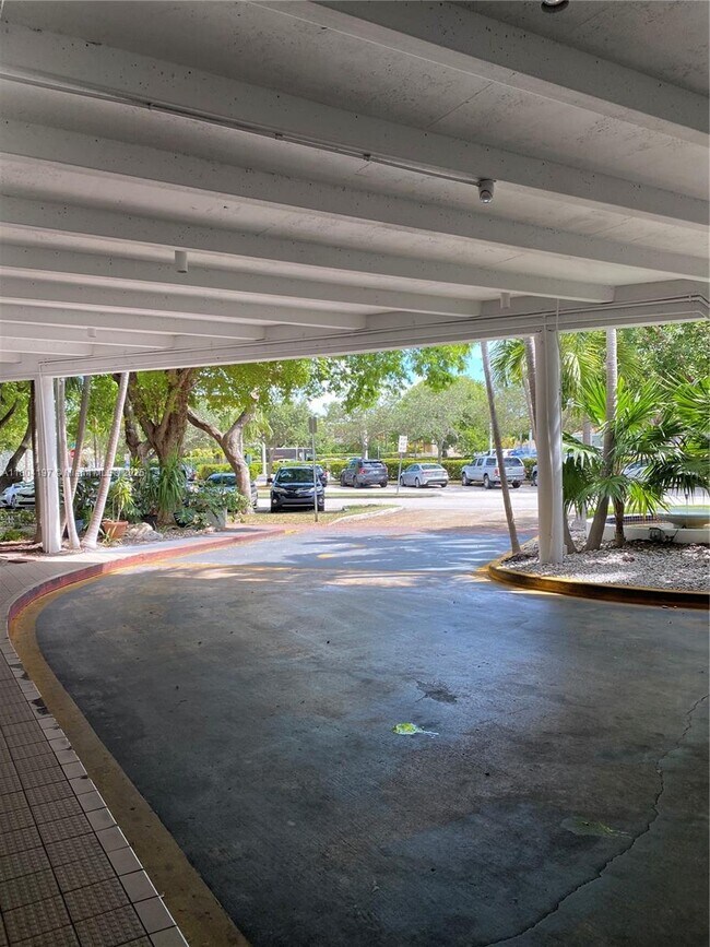 Building Photo - 6900 Bay Dr