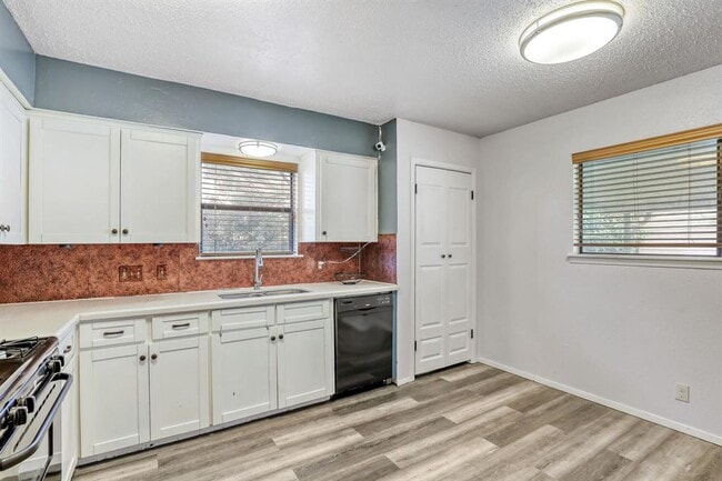 Building Photo - 12808 Irongate Ave