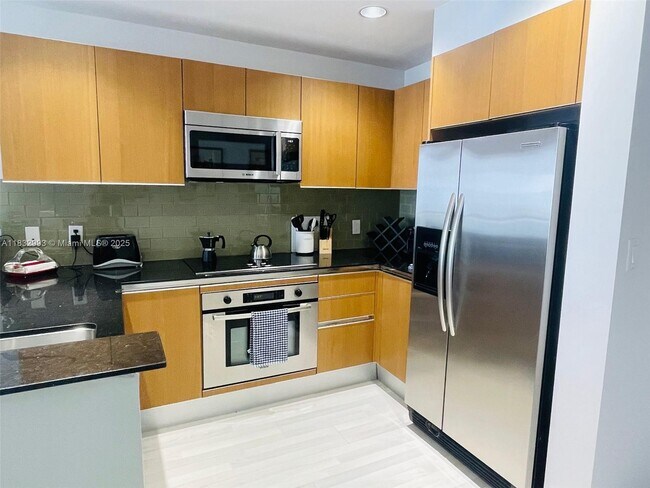 Building Photo - 1060 Brickell Ave