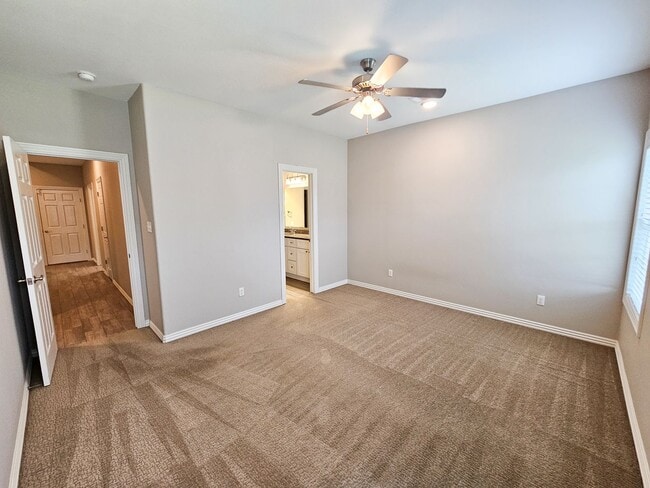 Building Photo - Beautiful 3 Bed/2.5 Bath Townhome in Chaff...