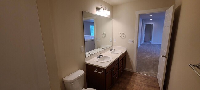 Building Photo - Gorgeous 3- bedroom 2.5 bathroom Port Orch...