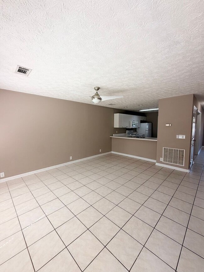 Building Photo - 1477 N Donahue Dr