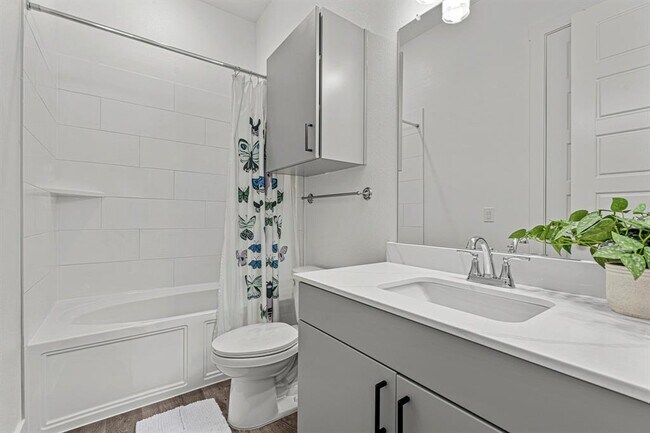 Building Photo - 1664 Hillside Terrace