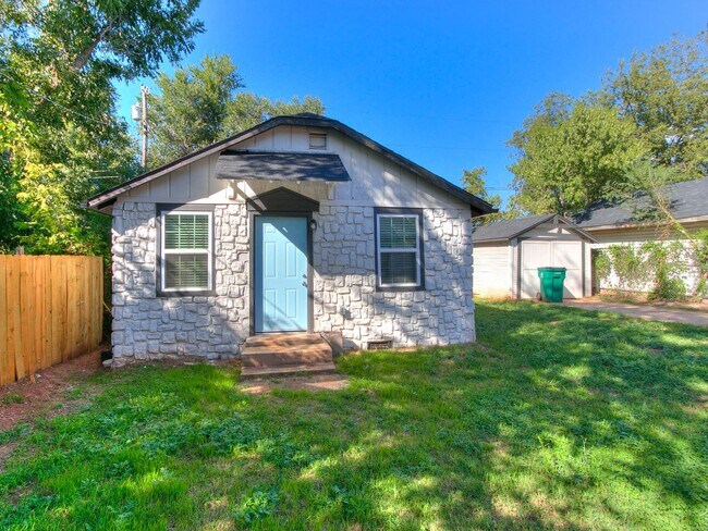 Building Photo - Newly renovated efficancy with fenced yard.