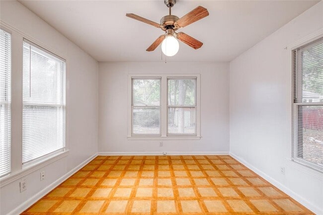 Building Photo - 611 Genard St