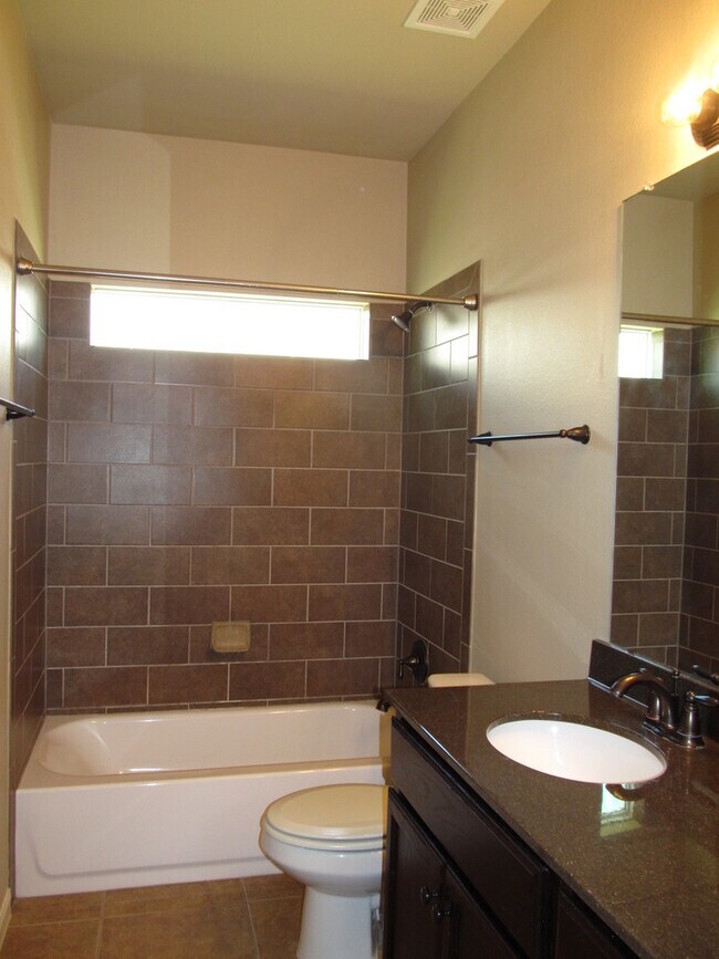 Building Photo - 2515 Twin Ridge Ct