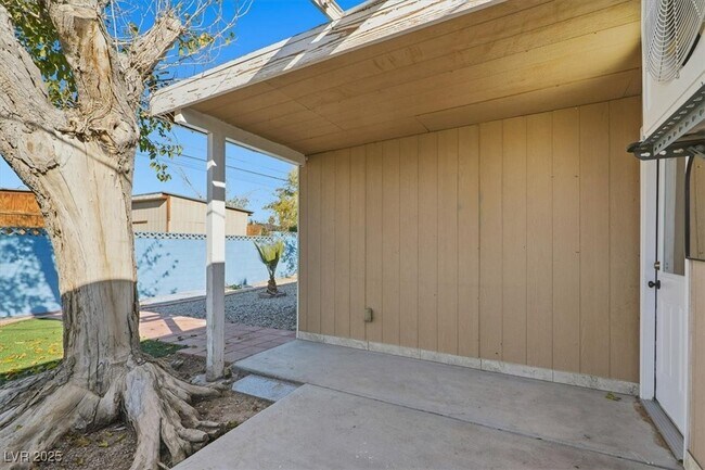 Building Photo - 3760 Briarwood Ave