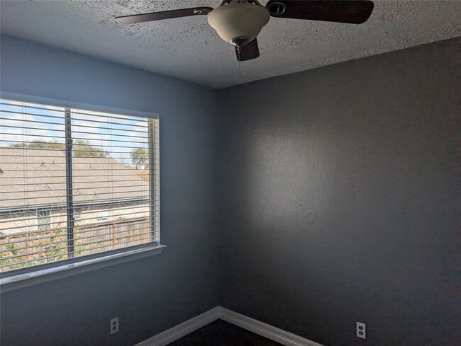 Building Photo - 2026 Sandy Knoll Dr