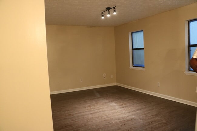 Spacious Living Room - 122 Oak Park Ct