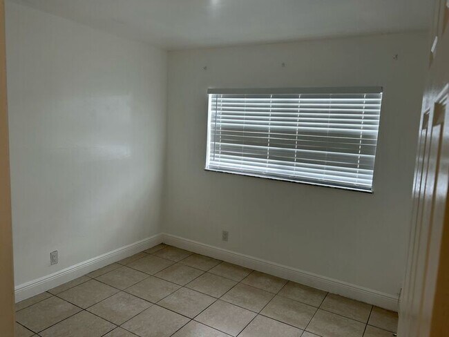 Building Photo - 401 SW 13th Pl