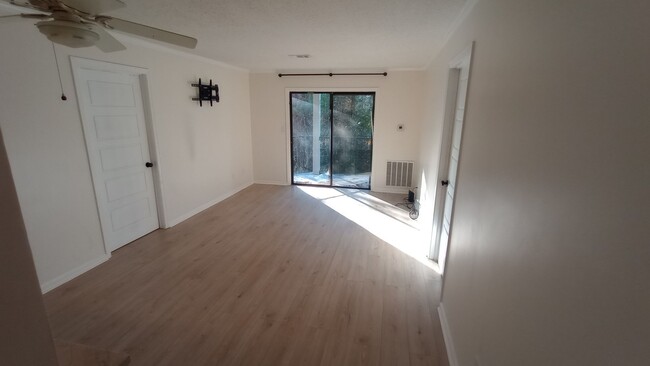 Building Photo - Remodeled 2 bed 2 bath Condo on Campus