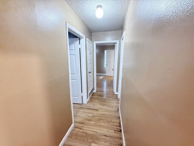 Building Photo - 822 Bandera Ln