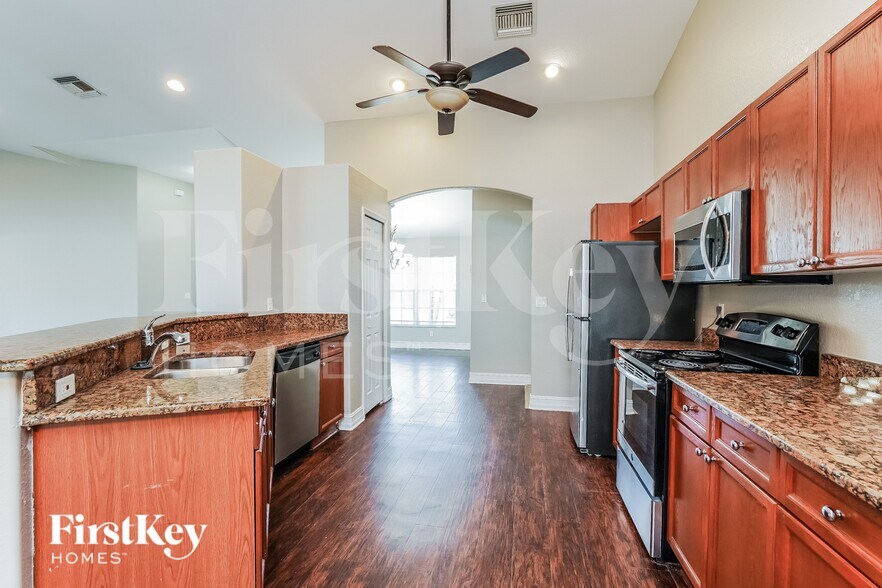 Building Photo - 522 SE Van Loon Terrace