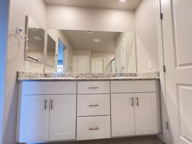 Building Photo - 4 bedroom, 2.5 bathroom home located in North West, Las Vegas