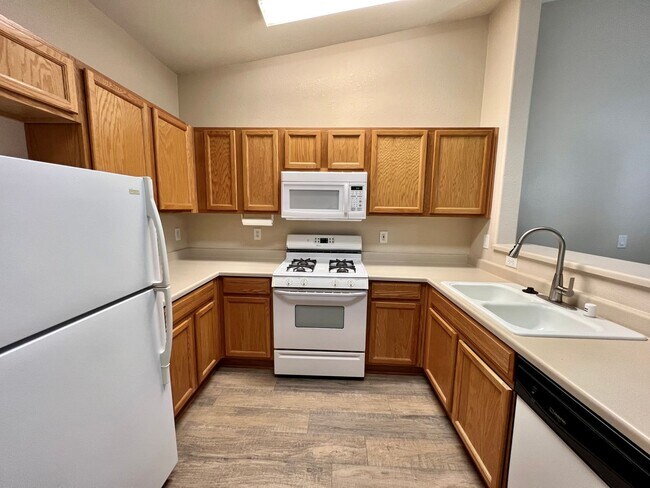 Building Photo - BEAUTIFUL 2BD/2BA SOUTHEAST