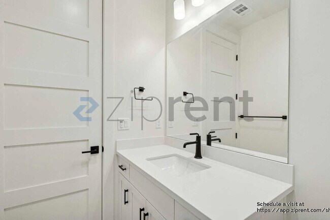 Building Photo - 1028 Brown Ave