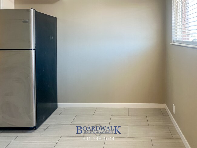 Building Photo - Recently Remodeled 2 bedroom in Salt Lake!