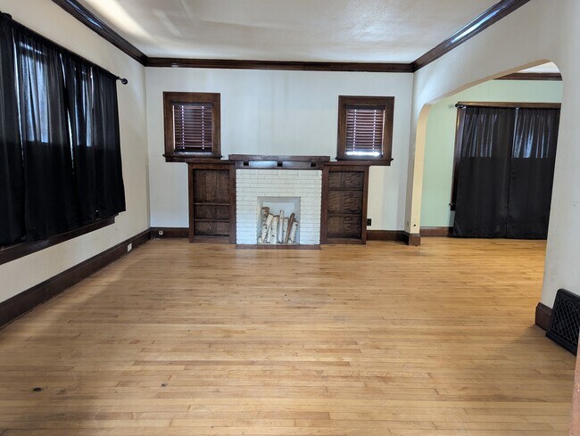 Building Photo - 828 E Thomas St