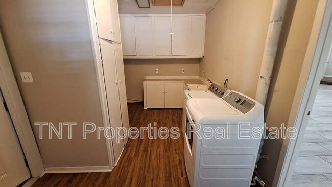 Building Photo - 201 Elm Ave