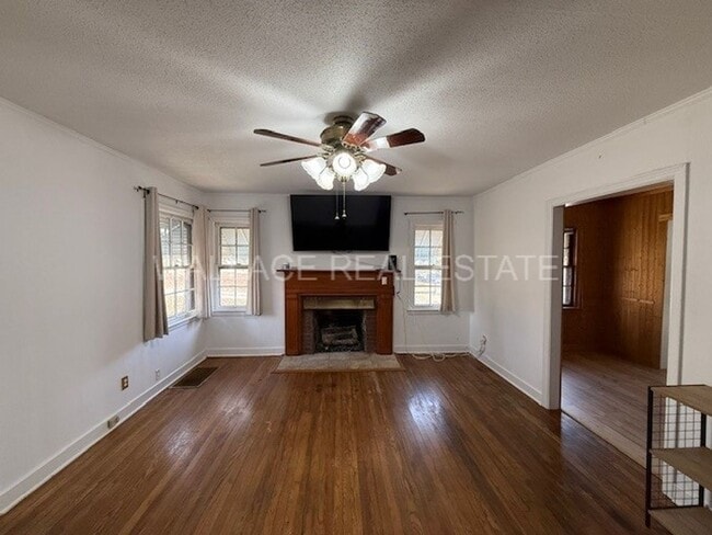 Building Photo - CUTE 1940'S BUNGALOW IN SHANNONDALE COMMUNITY IN N. KNOXVILLE!!