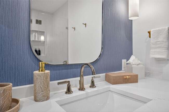 Building Photo - 1215 NE 1st St