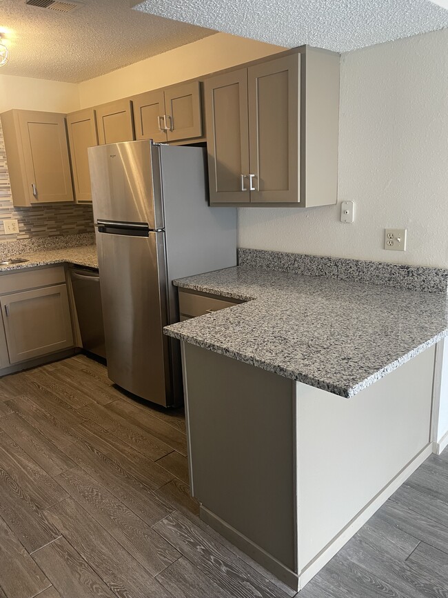 Building Photo - 500 SE Lee Haven Dr