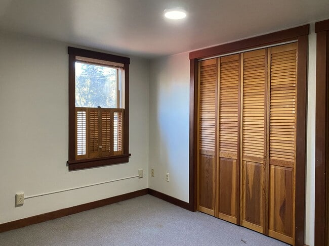 Building Photo - Country Home!