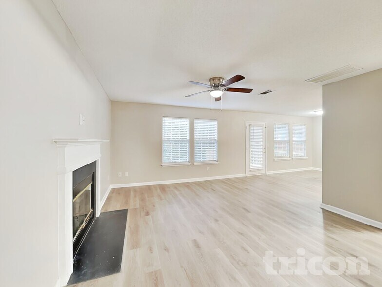 Building Photo - 3740 Longview Dr