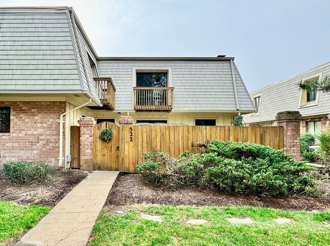 Building Photo - READY 06-11-26!! Fantastic Condo By The Beach! Fenced Patio - All Appliances - Community Pool!