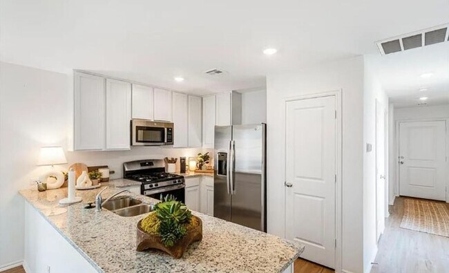 Building Photo - Brand New Home + Edmond Schools + All Applicances