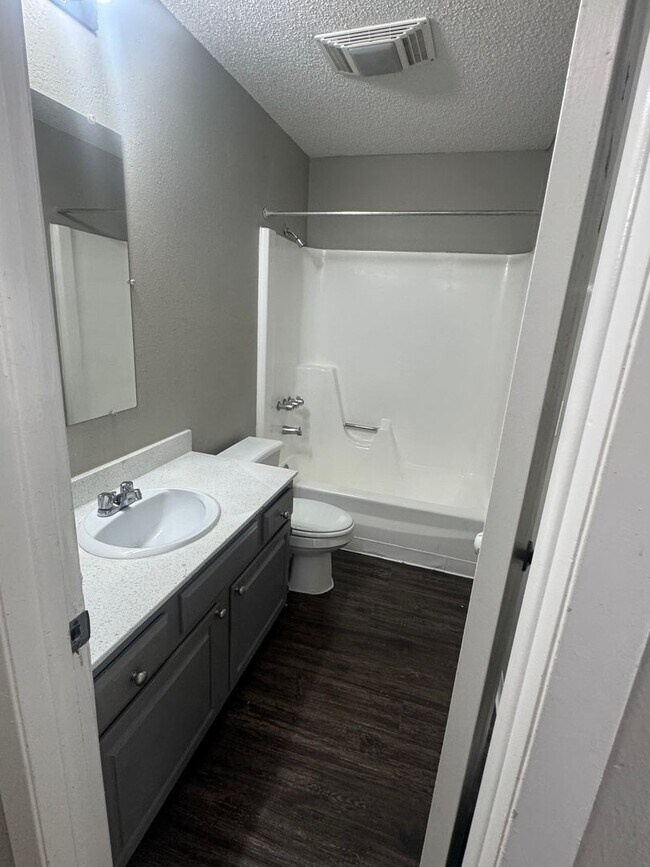 Building Photo - 2417 E 55th Pl