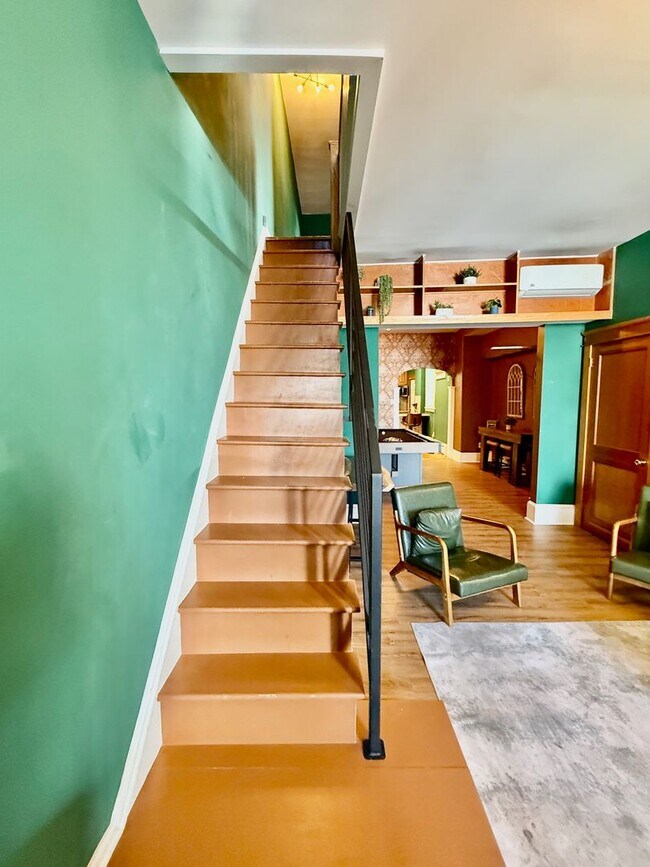 Building Photo - SPACIOUS & MODERN 3 BED/2.5 BA HOUSE w/ AC-Inlaid HARDWOOD Flooring-WASHER/DRYER & Rear PATIO in ...