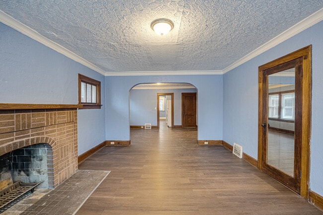 Building Photo - 2403 Elm St