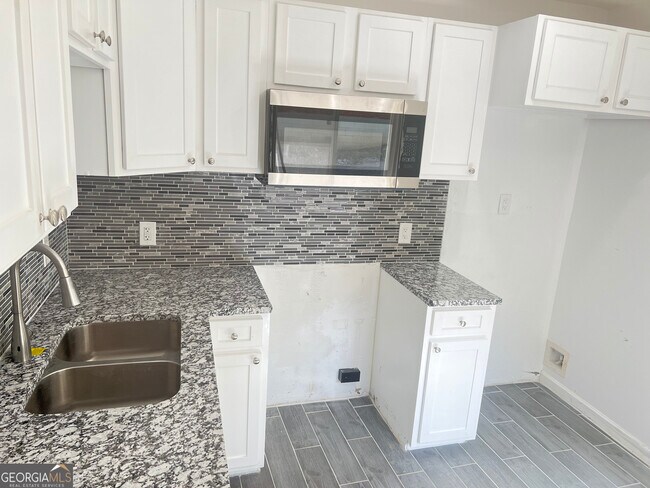 Building Photo - 1255 Pine Ave