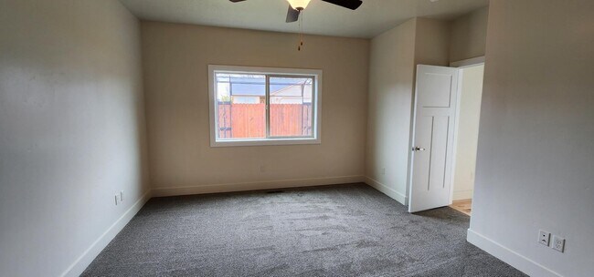 Building Photo - 2523 E Hidden Crk St