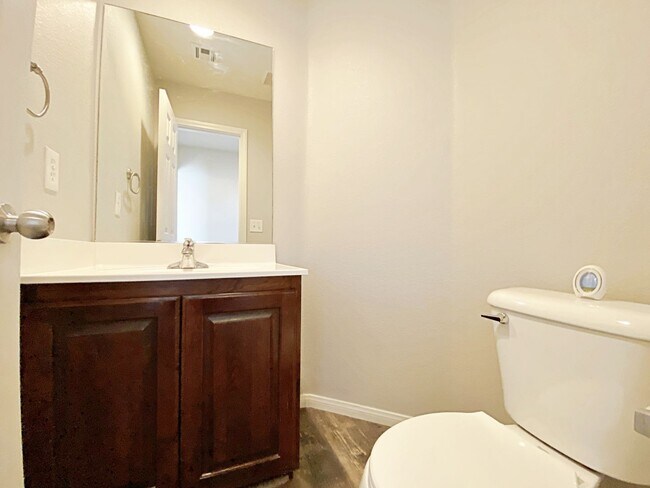 Building Photo - 4 BEDROOM + DEN 3 BATH HOME IN NORTHWEST