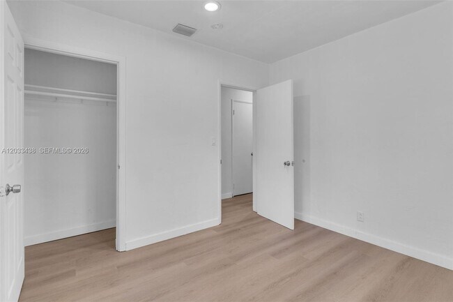 Building Photo - 401 SW 25th Ave