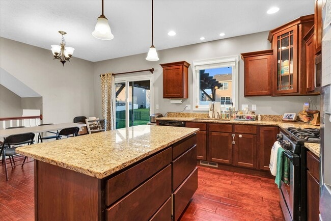 Building Photo - 2 story 4 bedroom 3.5 bath