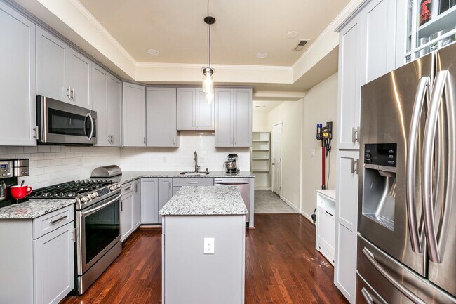 Building Photo - Stylish End-of-Group 2 bd 2.5bth Home in P...