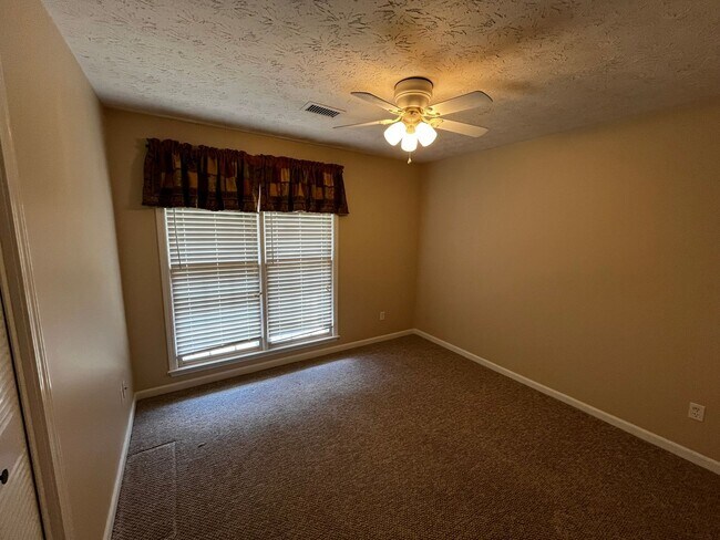 Building Photo - Beautiful New to Market!