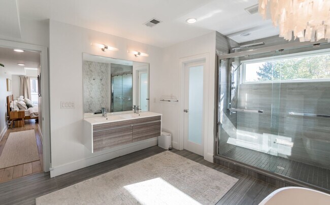 Building Photo - Three Bed Olde Kensington Home