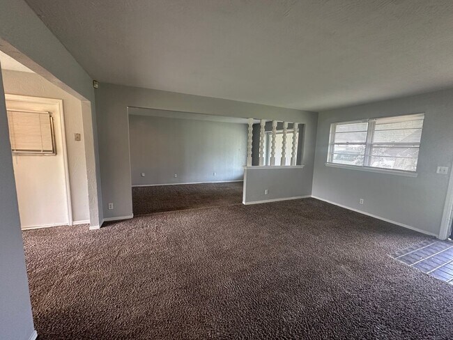 Building Photo - 4844 Woodview Dr
