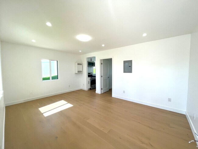 Building Photo - 624