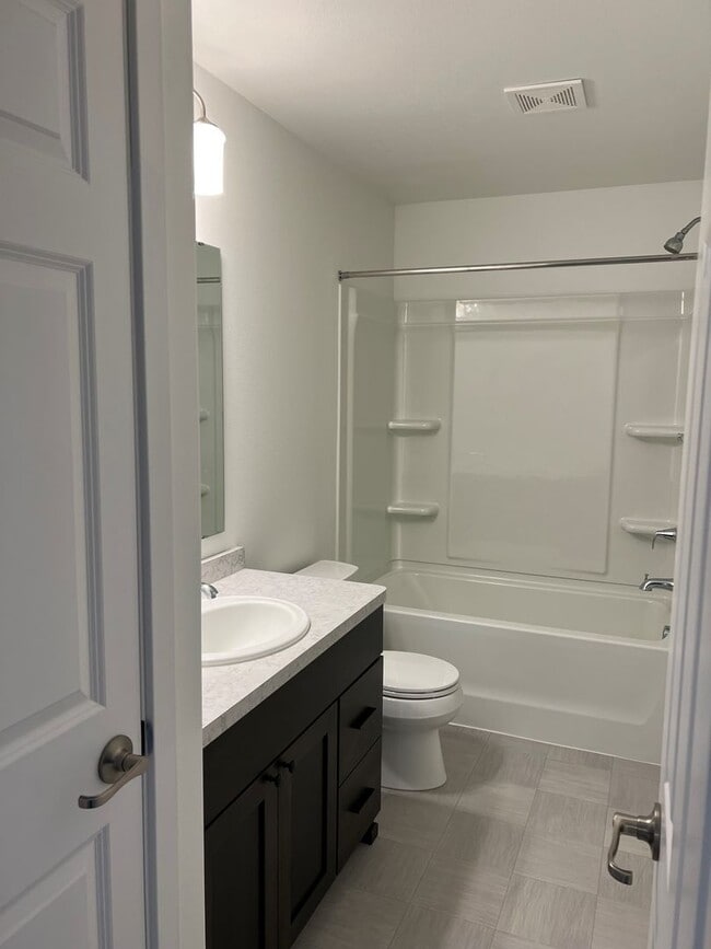 Building Photo - 4 Bed 2 Bath Twin Home