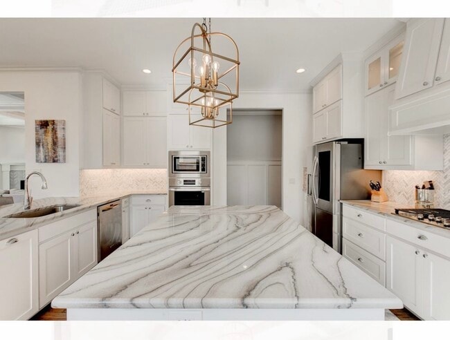 Building Photo - 853 Edgefield Rd