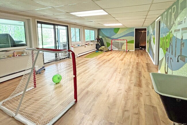 Building Photo - 5 Viking Green